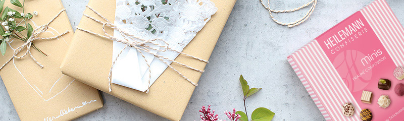 Geschenke mit Pralinen und Schokolade