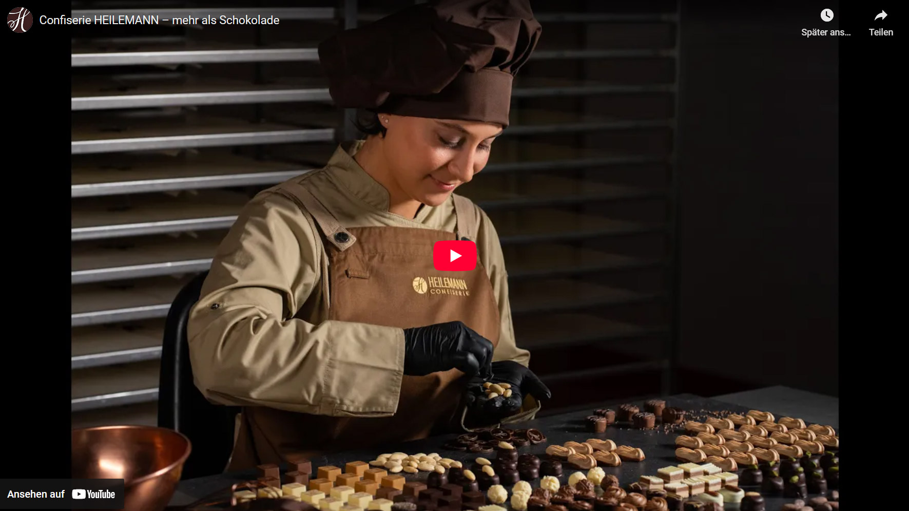 Confiseurin verziehrt Pralinen - Confiserie HEILEMANN Imagevideo auf YouTube ansehen