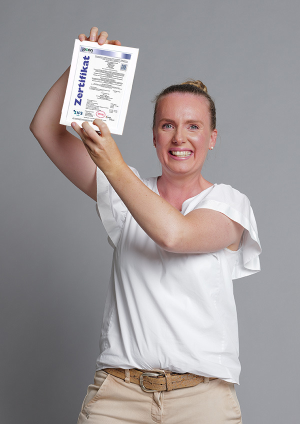 Qualitätsmanagerin Lisa Hefele präsentiert das IFS Food Zertifikat der Confiserie Heilemann