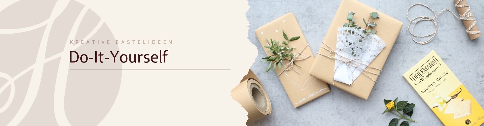 Geschenk mit Kraftpapier, Kordel, Blumen und Ästen von HEILEMANN